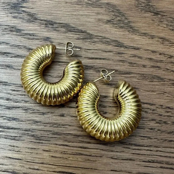 Textured cuff earrings  - Picture 4 of 5